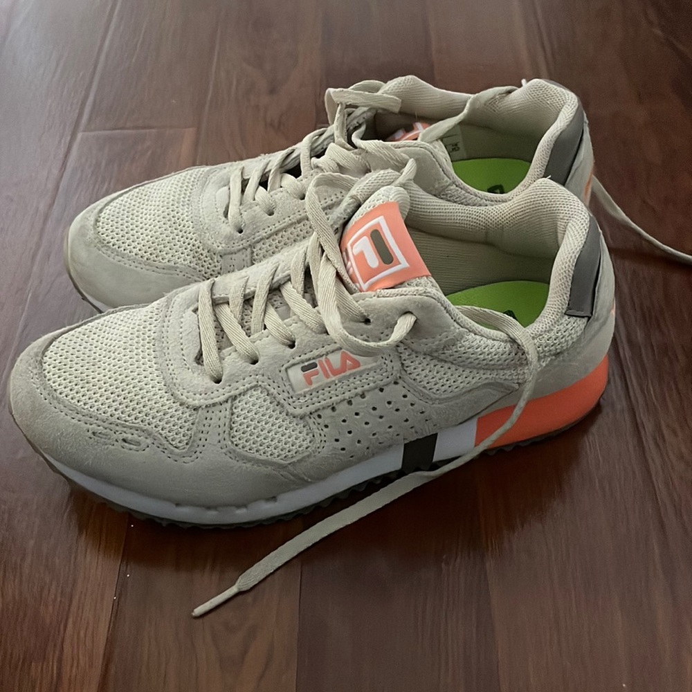 Beige and orange filas